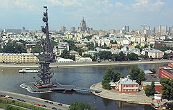 На Стрелке Москвы-реки встал Петр