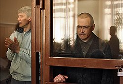 Платон Лебедев (слева) и Михаил Ходорковский (справа) 