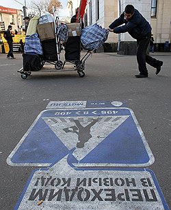 Стоило МГТС разместить рекламу на асфальте, как на связь с ней вышли сотрудники мэрии и попросили не портить московские улицы