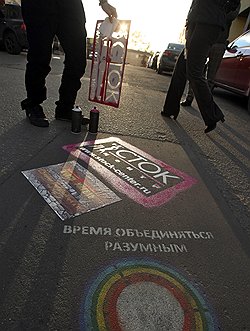 Эффектная многоцветная реклама обходится дороже одноцветной, но неизвестно, насколько она эффективней