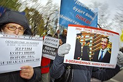 Чтобы протесты обманутых соинвесторов не приобретали политическую окраску, партия власти помогает пострадавшим административным ресурсом 
