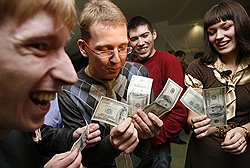 Эксперты утверждают, что новогодние премии не идут сотрудникам компаний на пользу, поскольку не подталкивают их к трудовым подвигам