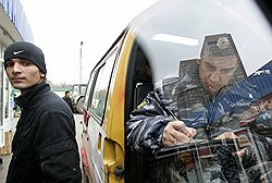 Проверка прописки помогает многим милиционерам если не в раскрытии преступлений, то хотя бы в личном обогащении 