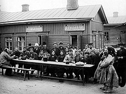Немногочисленные русские переселенцы не могли удовлетворить спрос на множество рабочих рук, в которых нуждались дальневосточные земли империи