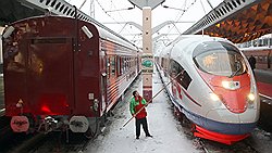 Главная претензия к скоростным поездам у населения по пути их следования — нарушение расписания обычных электричек