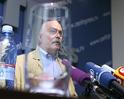Никита Михалков возглавил не только борьбу с пиратами, но и организацию, которая собирает и распределяет «антипиратский налог»