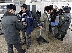 В отличие от российских силовиков, их коллеги во многих странах мира умеют не только досматривать, но и опрашивать