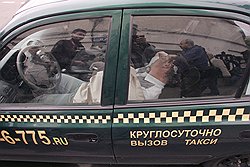 Пока "бомбилам" принадлежит почти половина рынка столичного извоза, легальные таксисты вынуждены простаивать