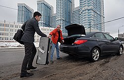 В багажник легко помещаются два больших чемодана, а место еще остается