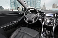Интерьер Sonata довольно строгий, зато приятен на ощупь и красиво светится в темноте