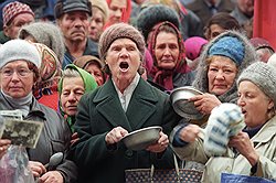 4,3 тыс. руб. в месяц — удел самых бедных россиян. Это много больше, чем $1-2 в день — порога бедности по критериям Всемирного банка — и к массовым протестам приводит редко