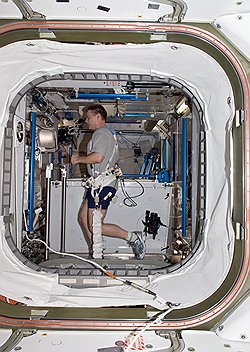 Большая часть космических затрат приходится на поддержание человека в условиях невесомости 