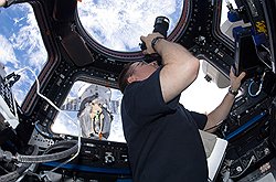 Большая часть космических затрат приходится на поддержание человека в условиях невесомости 
