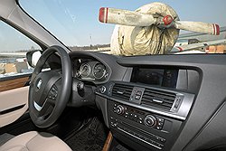 Салон BMW легко узнаваем: лаконичные черные прямоугольные кнопки, красная подсветка и эмблема с пропеллером