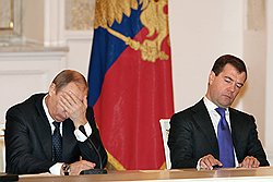 И президент Дмитрий Медведев, и премьер Владимир Путин (слева) вряд ли не понимают, что их возможности зависят от капризов мирового рынка нефти, который от них не зависит