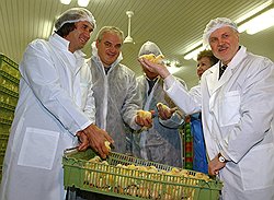 Реклама курятины от "Моссельпрома" была организована на самом высоком уровне (слева направо — Сергей Лисовский, глава Россельхознадзора Сергей Данкверт, бывший спикер СФ Сергей Миронов)