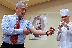 Главный санитарный врач считает, что тех, кто отказывается делать детям прививки, надо недрогнувшей рукой лишать родительских прав