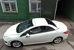 При поднятом верхе признать в Peugeot 308 CC кабриолет сможет только искушенный любитель автомобилей 