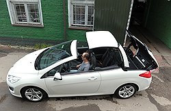 Крыша закрывается за 22 сек. Порой этого достаточно, чтобы вас обдали грязной водой из лужи  