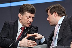 Вице-премьерам Дмитрию Козаку (слева) и Александру Хлопонину делить нечего. Кроме списка полномочий и как минимум 1 трлн руб. в год