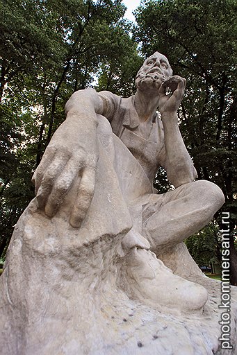 "Рабочий-сезонник" скульптора Шадра получил в пять раз меньше денег, чем рабочий с булыжником того же автора