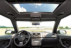 Стеклянный люк в крыше — одно из немногих украшений салона Fabia RS