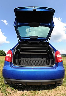 Багажник у Fabia RS такой же, как и у обычных Fabia-хетчбэк, 300 л