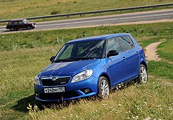 Отличить обычную малышку Fabia от мощной Fabia RS можно по низко висящему бамперу и шильдику на радиаторной решетке
