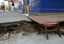 Главная претензия москвичей — в городе ломают годные еще тротуары, пока не решены более актуальные проблемы благоустройства