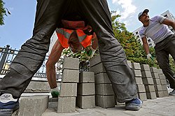 Если строители уложатся в сроки, москвичам придется терпеть тротуарные работы до 25 октября