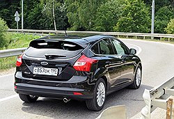 Массивную корму можно было бы считать самой эффектной частью Focus, но впечатление портит невнятный механизм закрывания крышки багажника