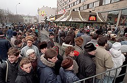 Уже год как работал первый в России McDonald's, но, чтобы попасть туда, приходилось стоять в очередях часами