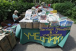 Не всем российским родителям по карману новые учебники