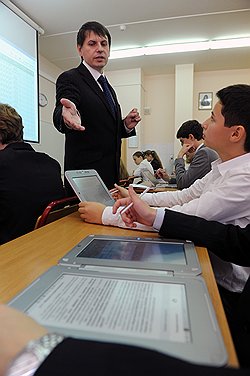 Минобрнауки ставит очередной эксперимент на детях — если он будет признан успешным, издатели бумажных учебников лишатся бизнеса