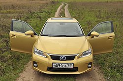 Спереди CT 200h многие путают с более взрослыми Lexus и уступают дорогу