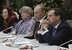 На встрече с пенсионерами тандем обещал дважды индексировать пенсии и не повышать пенсионный возраст  