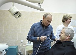 В Белгородской области Владимир Путин обещал лично вылечить зубы губернатору Евгению Савченко, если он не пообещает обновить медтехнику 
