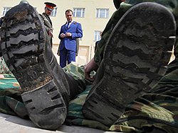Посещая Таманскую дивизию, верховный главнокомандующий обещал не увеличивать срок службы  