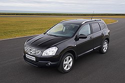 Nissan Qashqai+2 — один из немногих продающихся в России компактных кроссоверов, который можно заказать с третьим рядом сидений