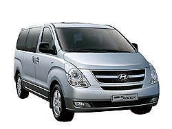 Добротный Hyundai Grand Starex, который можно заказать в Корее за 1,2-1,3 млн руб., легко превращается из микроавтобуса в уютный семейный вэн