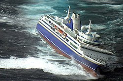 В феврале 2005 года круизный лайнер Grand Voyager попал в Средиземном море под удары 14-метровых волн. 20 пассажиров получили ранения