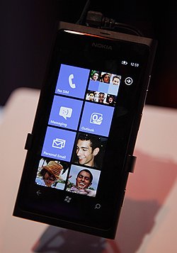Самый свежий windows-фон от Nokia, Lumia 900, давали только поглядеть, а руками трогать не разрешали