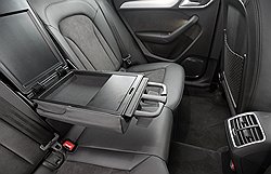 Audi Q3 — компактный кроссовер, но этот факт не мешает сидеть задним пассажирам  