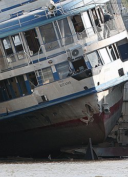 10 июля на Куйбышевском водохранилище затонул теплоход «Булгария», погибли 122 человека 