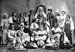 Юханцев с товари­щами высоко ценил хо­ровое искусство и еще выше — достоинства отдельных хористок 