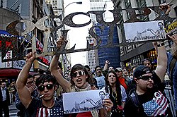 В середине сентября в Нью-Йорке и в других  городах США началось движение «Оккупируй  Уолл-стрит» с требованием перестать  поддерживать финансовые корпорации,   ставшие «финансовой Гоморрой Америки» 
