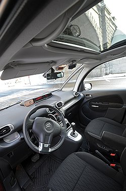 Перед C3 Picasso можно не снимать шляпы — высота потолка позволяет