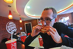 На мировом рынке Burger King успешно конкурирует с McDonald’s, однако в России до безусловного лидера фастфуда «Королю бургеров» еще расти и расти 