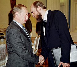 Какие бы отношения ни связывали Сергея Пугачева с Владимиром Путиным в прошлом, сегодня Путин от этих отношений открещивается