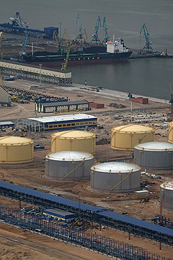 Принадлежащий Геннадию Тимченко терминал по перевалке нефтепродуктов, примыкающий к провалившимся причалам, исправно функционирует в тестовом режиме уже целый год 